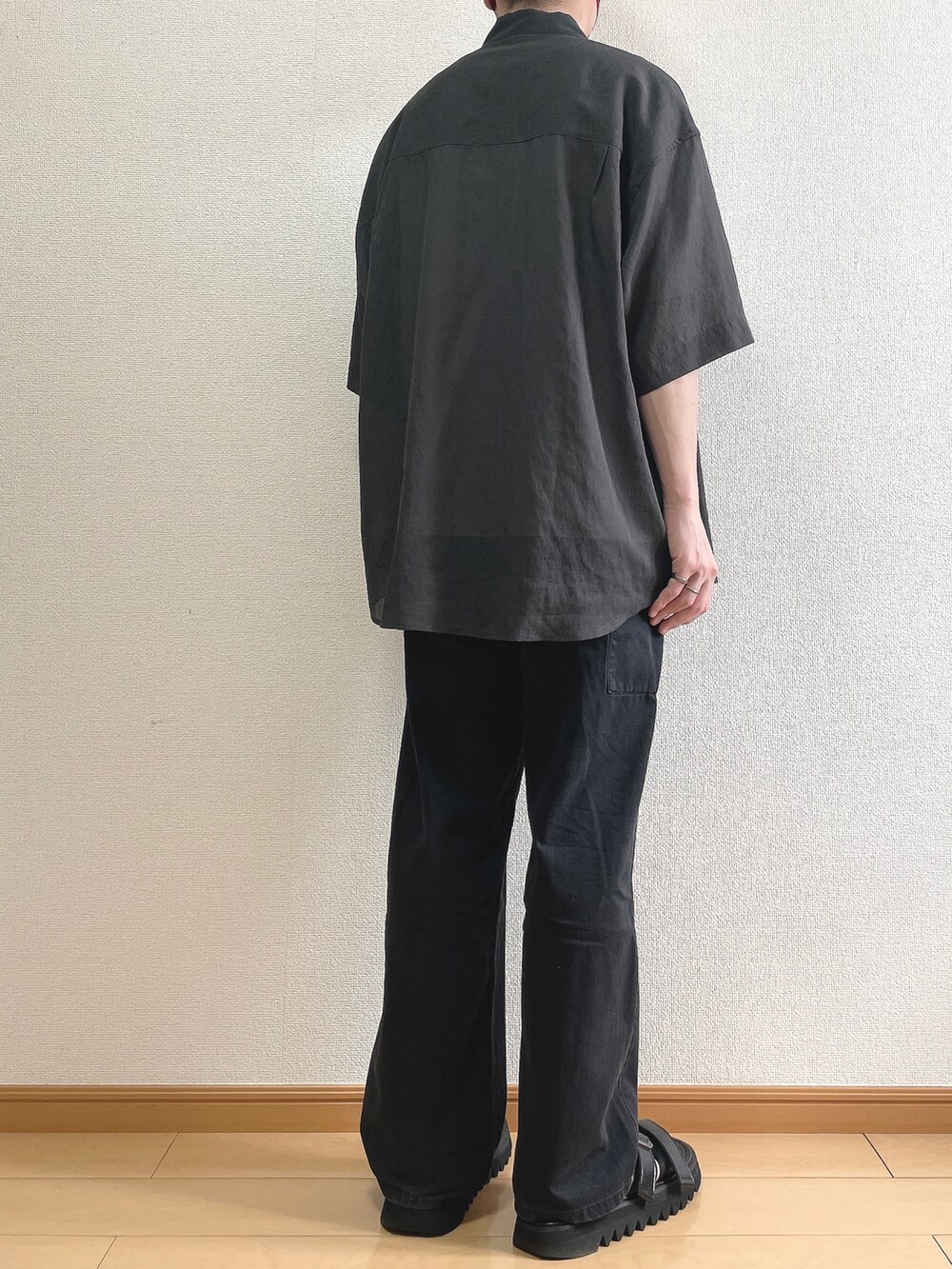 グレー系のシャツ/ブラウス、ホワイト系のTシャツ/カットソー、ブラック系のデニムパンツを着用したメンズの夏コーディネートの4枚目の写真