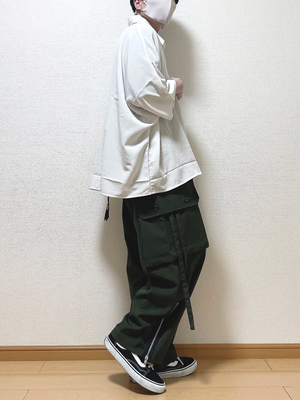 ホワイト系のシャツ/ブラウス、ブラック系のTシャツ/カットソー、グリーン系のカーゴパンツを着用したメンズの春コーディネートの2枚目の写真