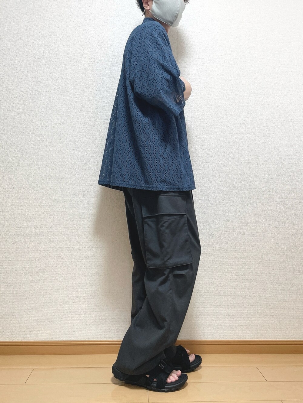 ブルー系のシャツ/ブラウス、ブラック系のTシャツ/カットソー、グレー系のカーゴパンツを着用したメンズの夏コーディネートの2枚目の写真