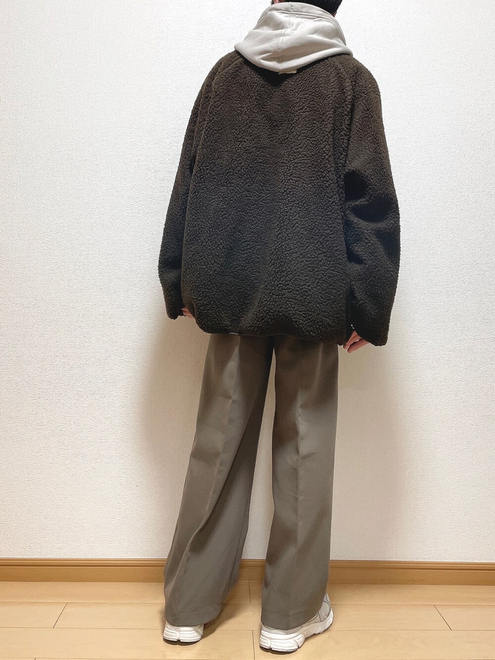 ブラウン系のブルゾン、グレー系のパーカー、ブラウン系のその他パンツを着用したメンズの冬コーディネートの4枚目の写真