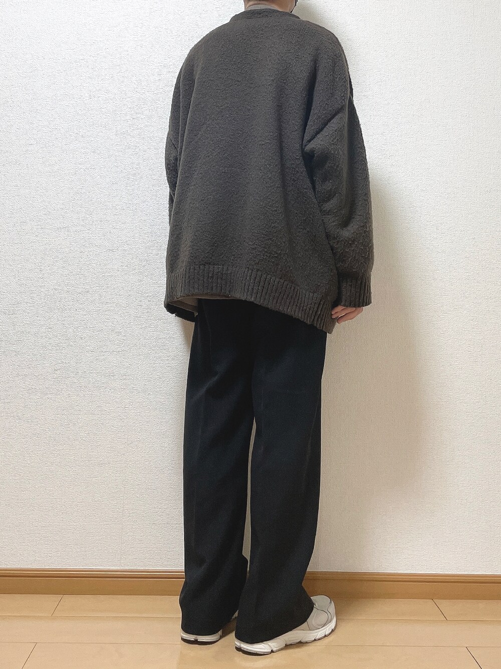 ブラウン系のカーディガン/ボレロ、ブラウン系のシャツ/ブラウス、ブラック系のその他パンツを着用したメンズの冬コーディネートの4枚目の写真