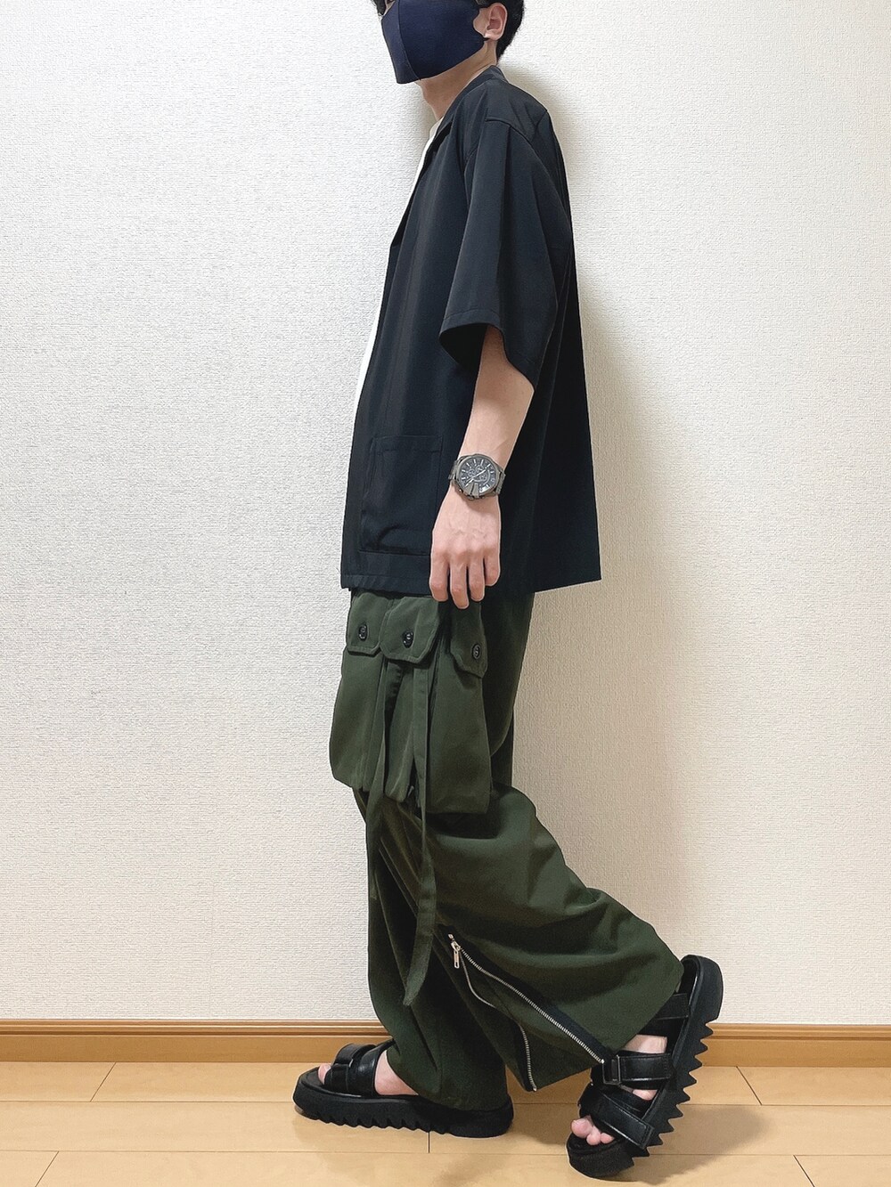 ブラック系のジャケット/アウター、ホワイト系のTシャツ/カットソー、グリーン系のカーゴパンツを着用したメンズの春コーディネートの3枚目の写真