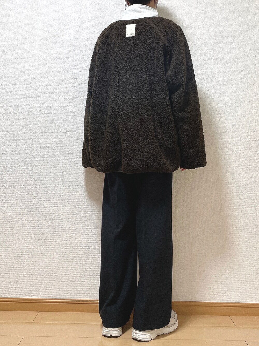 ブラウン系のブルゾン、グレー系のスウェット、ブラック系のその他パンツを着用したメンズの冬コーディネートの4枚目の写真