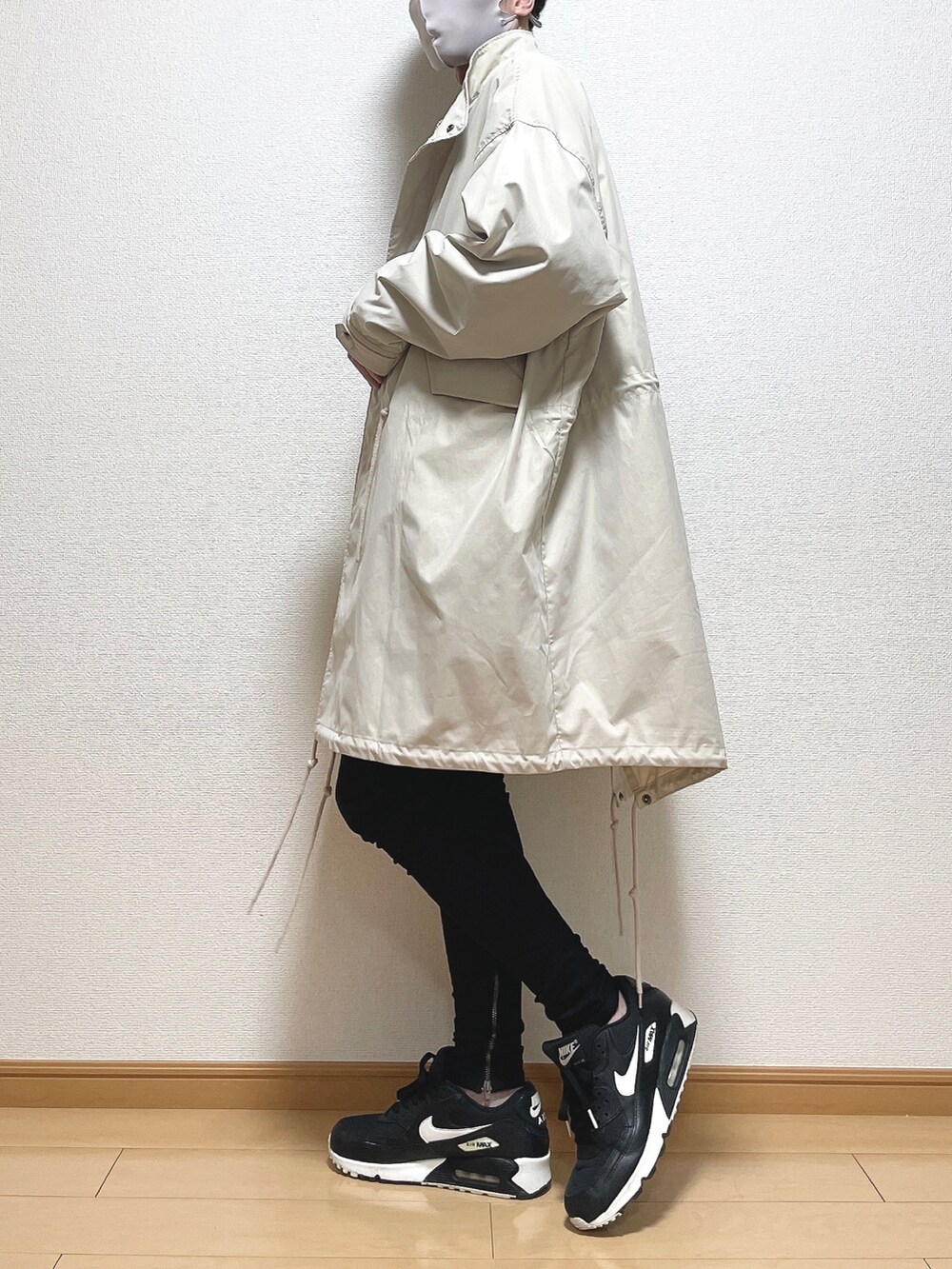 ベージュ系のモッズコート、ブラック系のスウェット、ブラック系のTシャツ/カットソーを着用したメンズの冬コーディネートの3枚目の写真