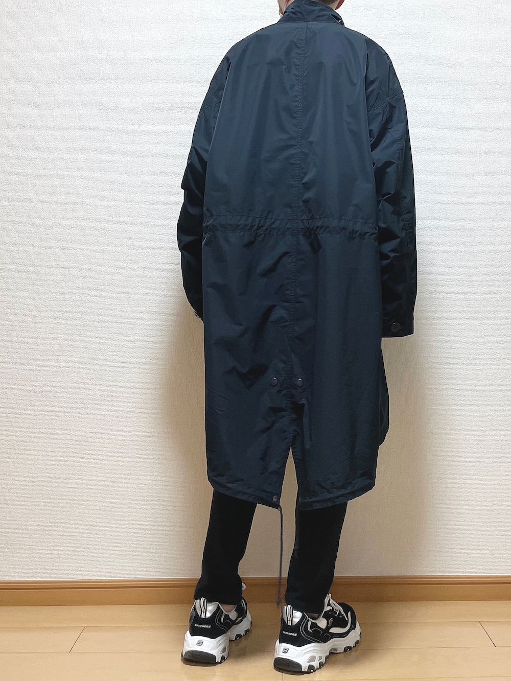 ブルー系のモッズコート、ブラウン系のシャツ/ブラウス、ブラック系のTシャツ/カットソーを着用したメンズの春コーディネートの4枚目の写真