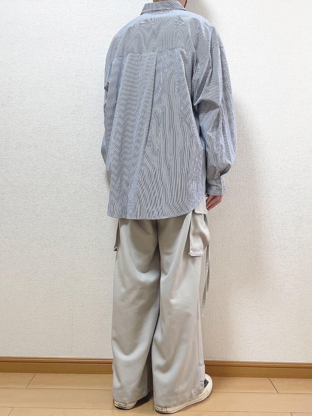 その他のシャツ/ブラウス、グレー系のカーゴパンツ、ブラック系のスニーカーを着用したメンズの秋コーディネートの4枚目の写真