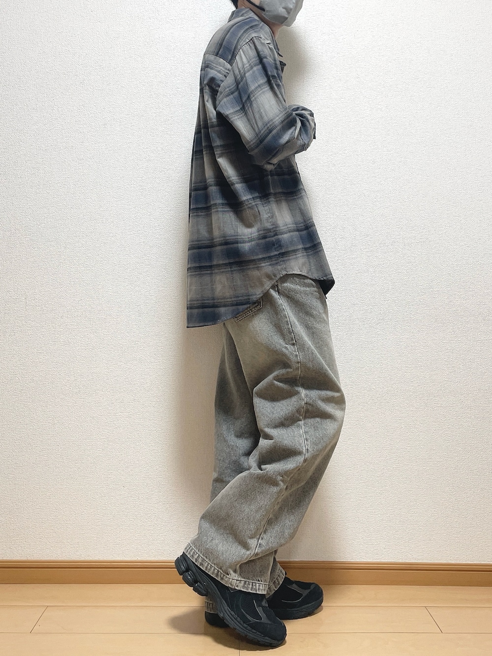 グレー系のシャツ/ブラウス、ブラック系のデニムパンツ、ブラック系のスニーカーを着用したメンズの春コーディネートの2枚目の写真