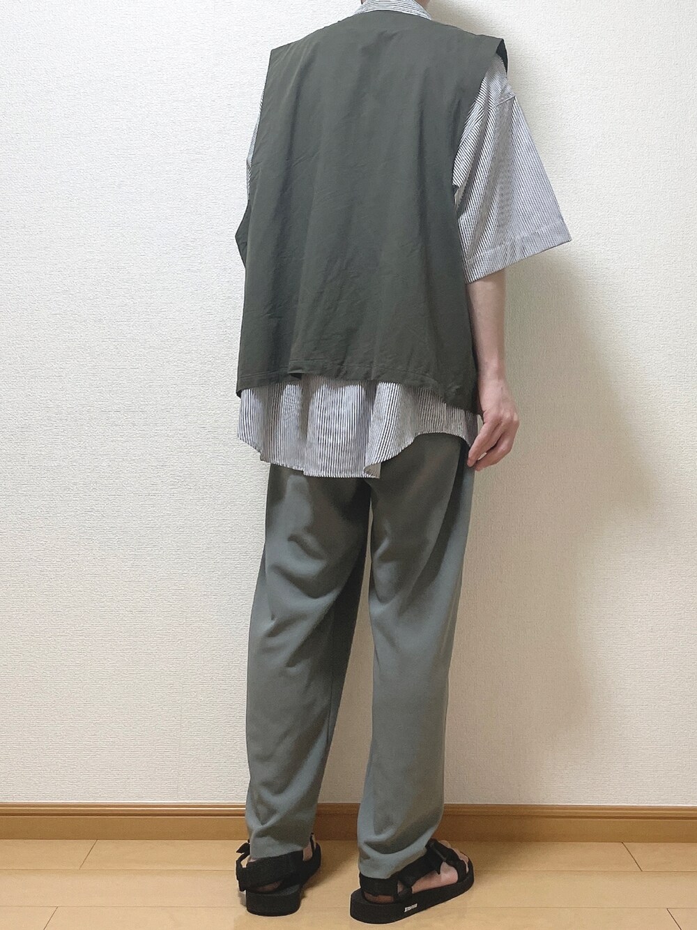 グレー系のベスト、ブルー系のシャツ/ブラウス、グレー系のスラックスを着用したメンズの夏コーディネートの4枚目の写真