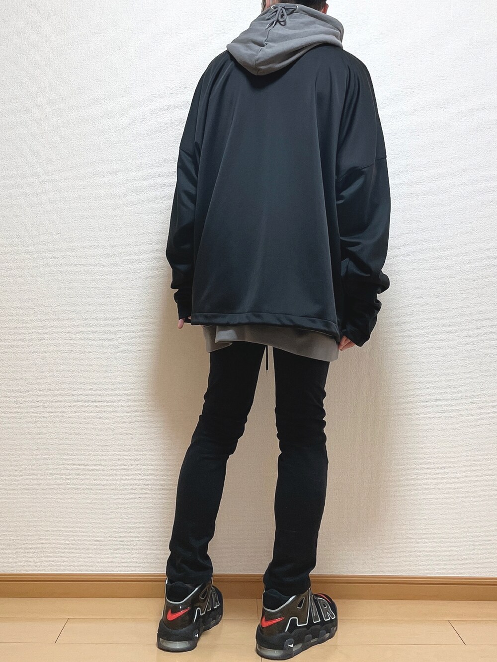 ブラック系のブルゾン、グレー系のパーカー、ホワイト系のTシャツ/カットソーを着用したメンズの冬コーディネートの4枚目の写真