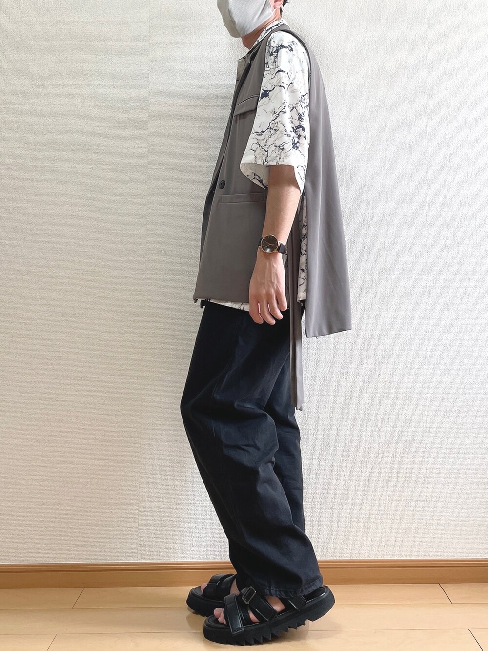 ブラウン系のベスト、ホワイト系のシャツ/ブラウス、ブラック系のデニムパンツを着用したメンズの夏コーディネートの3枚目の写真