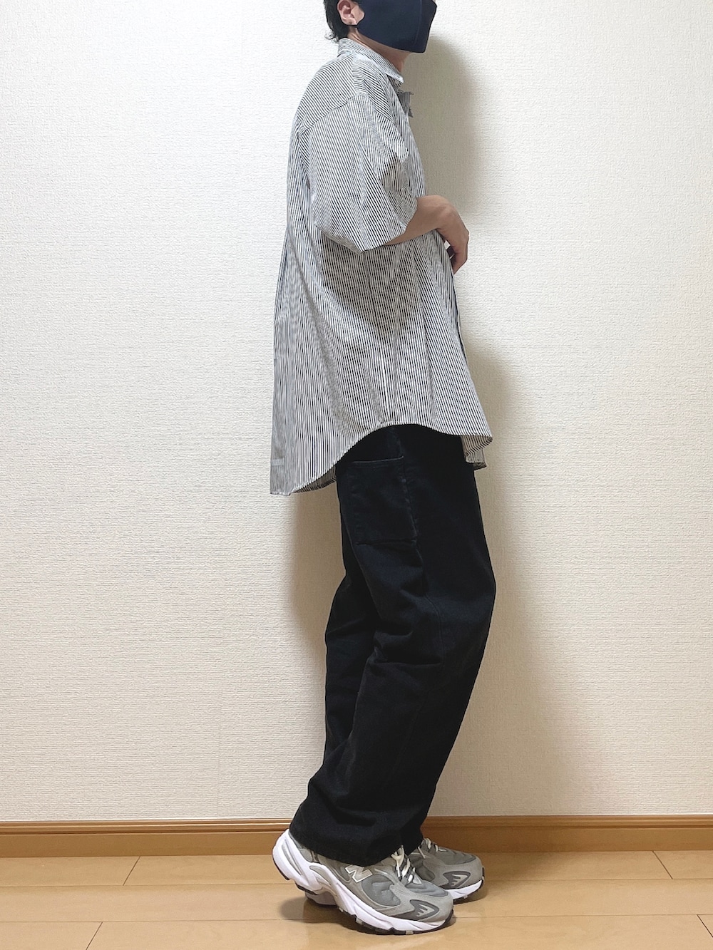ブルー系のシャツ/ブラウス、ブラック系のデニムパンツ、グレー系のスニーカーを着用したメンズの夏コーディネートの2枚目の写真