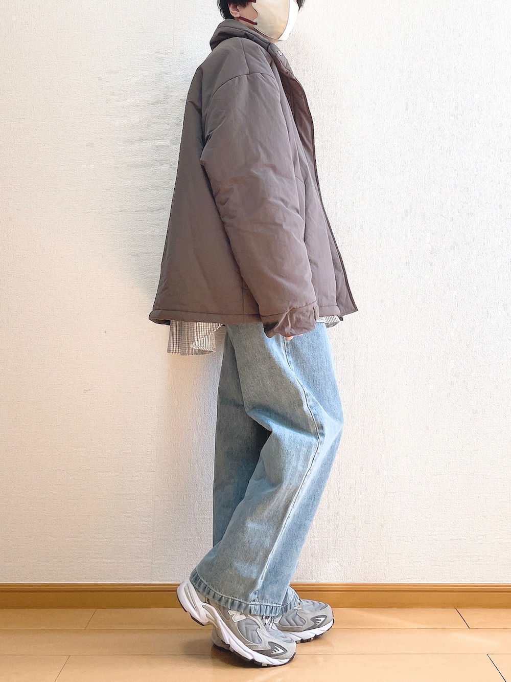 ブラウン系のその他アウター、ブラック系のシャツ/ブラウス、ホワイト系のTシャツ/カットソーを着用したメンズの冬コーディネートの2枚目の写真