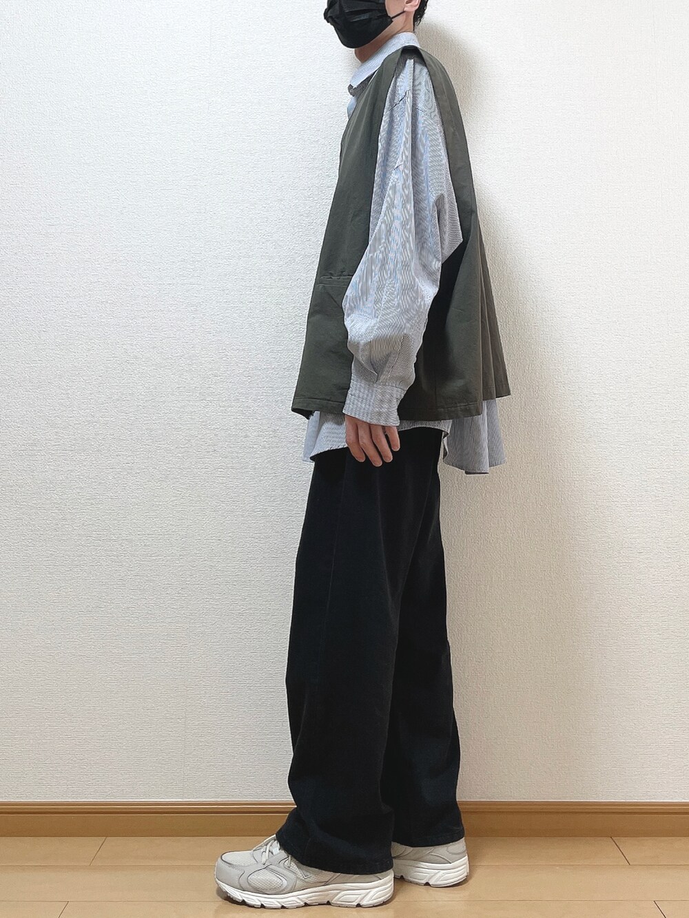 グレー系のベスト、その他のシャツ/ブラウス、ブラック系のデニムパンツを着用したメンズの春コーディネートの3枚目の写真