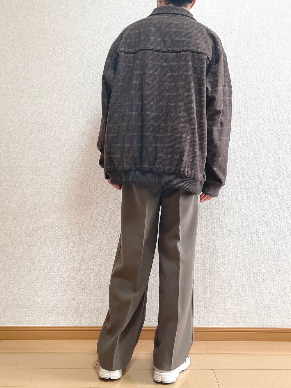 ブラウン系のブルゾン、ホワイト系のTシャツ/カットソー、ブラウン系のその他パンツを着用したメンズの秋コーディネートの4枚目の写真