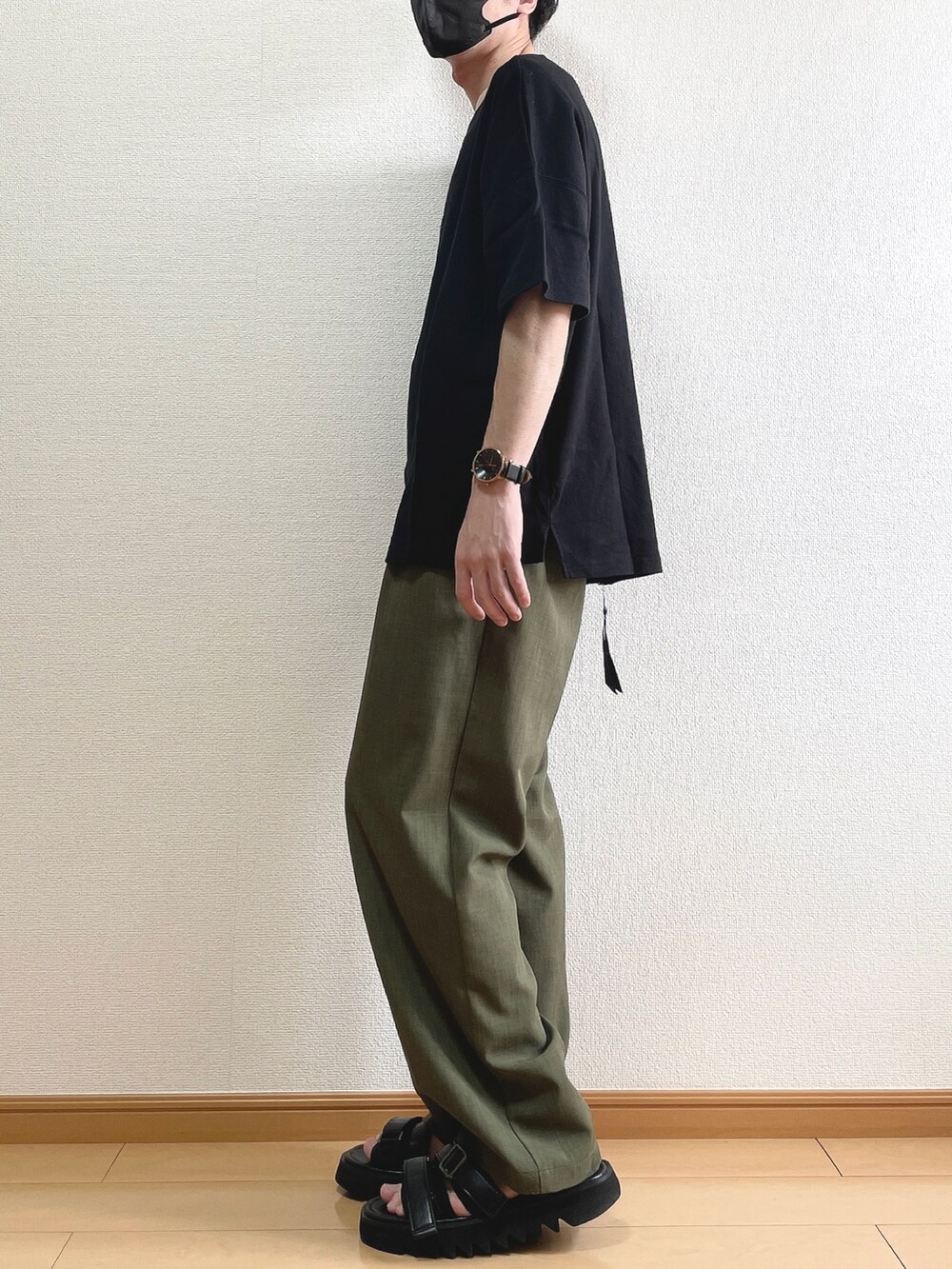 ブラック系のTシャツ/カットソー、グリーン系のその他パンツ、ブラック系のサンダルを着用したメンズの夏コーディネートの3枚目の写真
