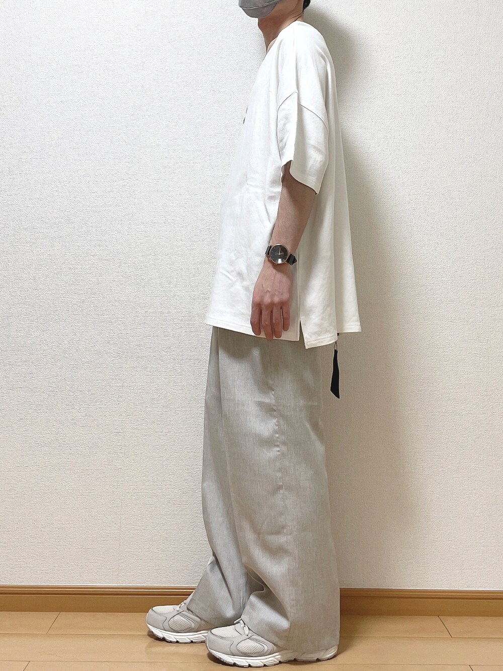 ホワイト系のTシャツ/カットソー、ベージュ系のその他パンツ、ホワイト系のスニーカーを着用したメンズの春コーディネートの3枚目の写真