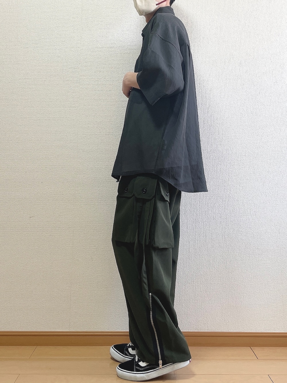 グレー系のシャツ/ブラウス、ホワイト系のTシャツ/カットソー、グリーン系のカーゴパンツを着用したメンズの春コーディネートの3枚目の写真