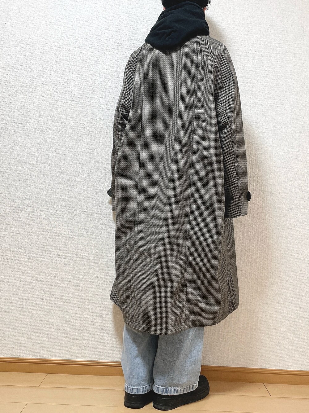 その他のステンカラーコート、ブラック系のパーカー、ホワイト系のTシャツ/カットソーを着用したメンズの冬コーディネートの4枚目の写真