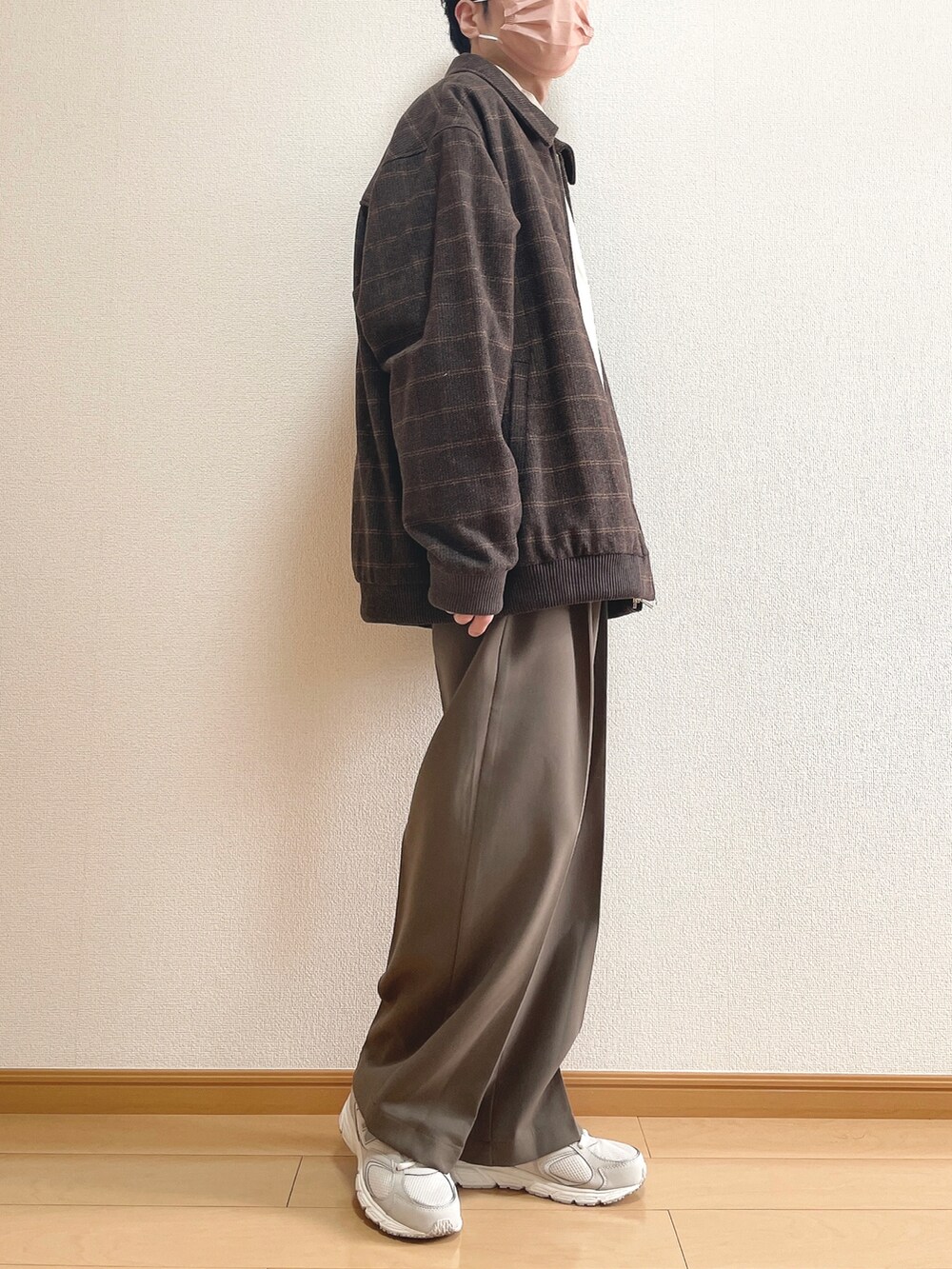 ブラウン系のブルゾン、ホワイト系のTシャツ/カットソー、ブラウン系のその他パンツを着用したメンズの秋コーディネートの3枚目の写真