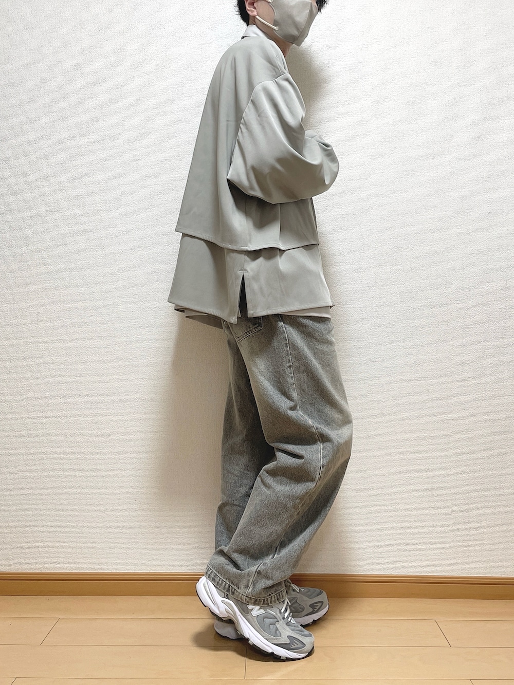 グレー系のブルゾン、グレー系のシャツ/ブラウス、ブラック系のデニムパンツを着用したメンズの春コーディネートの2枚目の写真