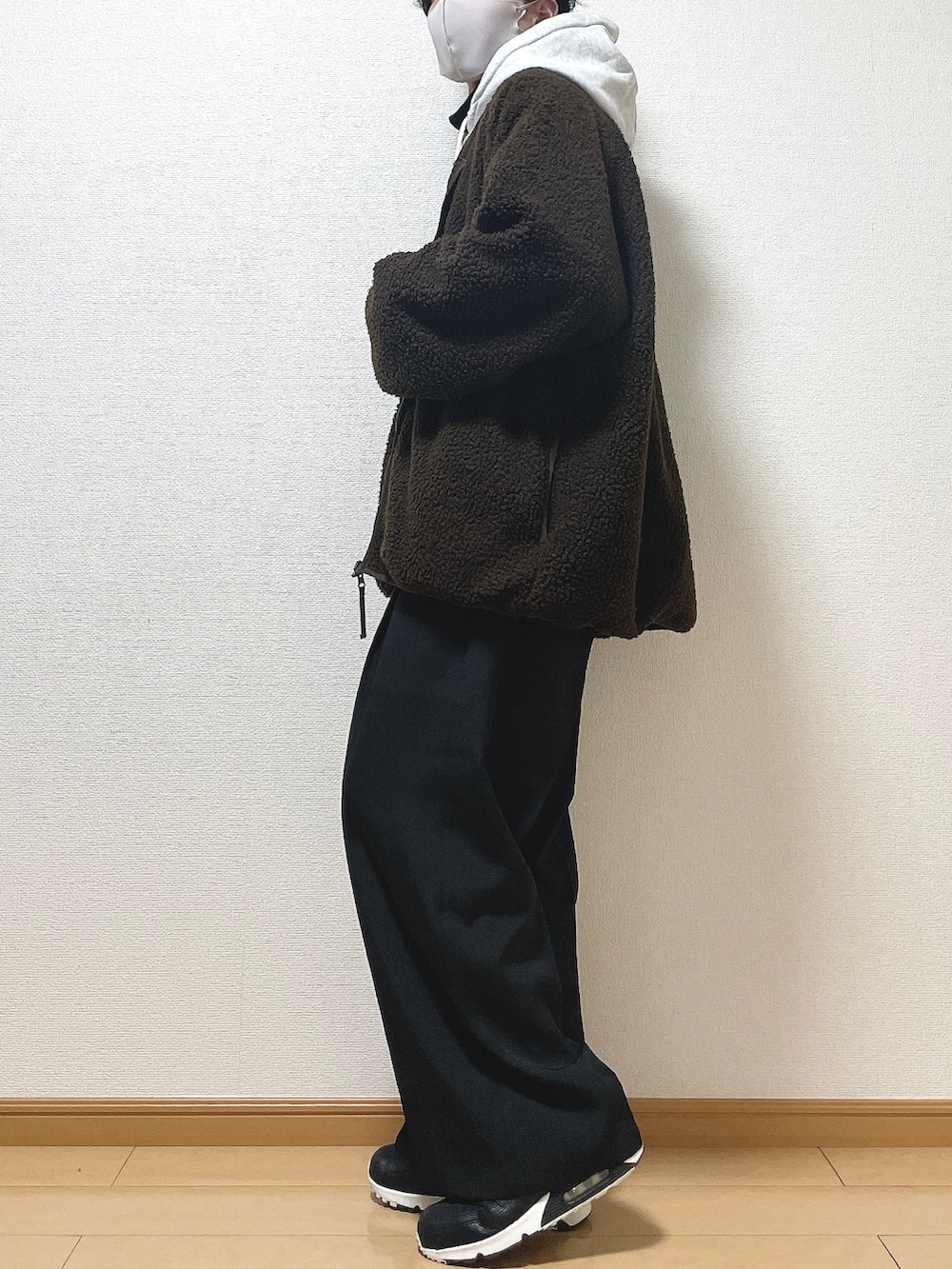 ブラウン系のブルゾン、グレー系のパーカー、ホワイト系のTシャツ/カットソーを着用したメンズの冬コーディネートの3枚目の写真
