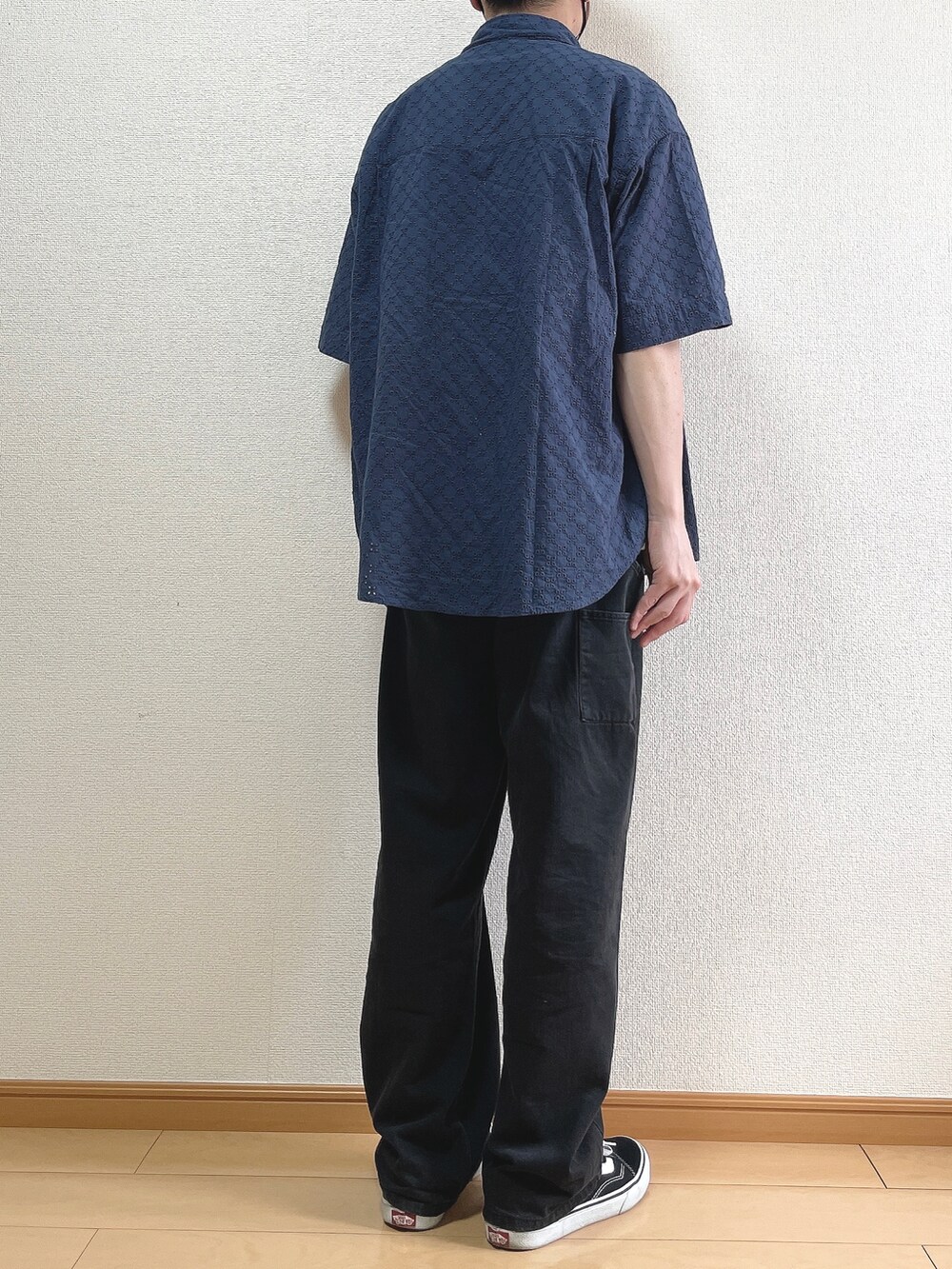 ブルー系のシャツ/ブラウス、ホワイト系のTシャツ/カットソー、ブラック系のデニムパンツを着用したメンズの夏コーディネートの4枚目の写真