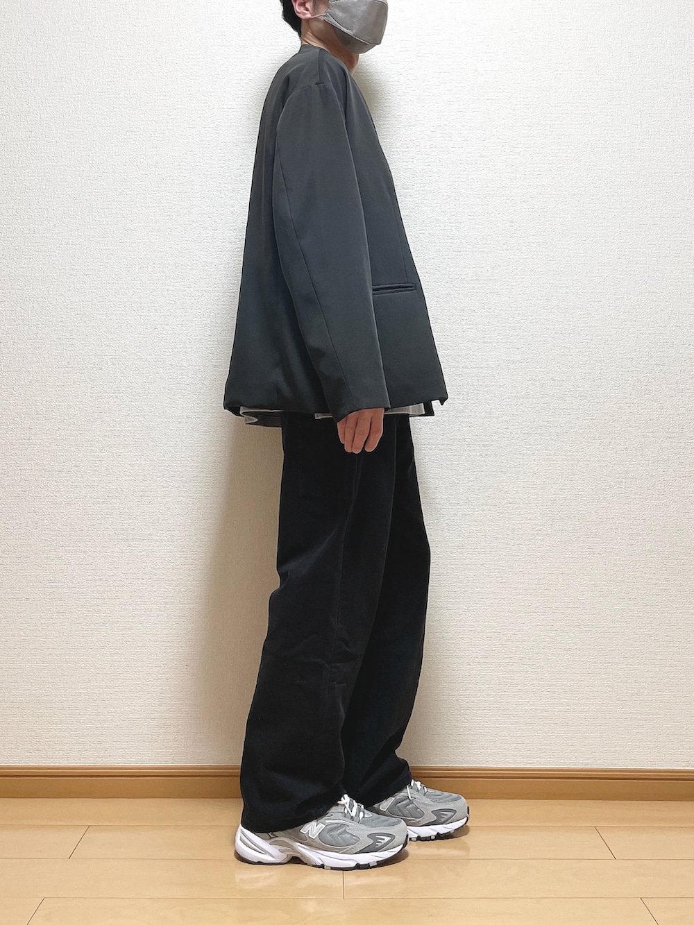 グレー系のセットアップ、ブルー系のTシャツ/カットソー、グレー系のスニーカーを着用したメンズの春コーディネートの2枚目の写真