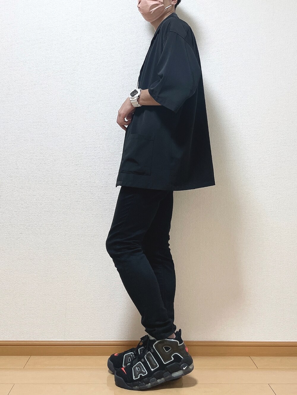 ブラック系のジャケット/アウター、ホワイト系のTシャツ/カットソー、ブラック系のデニムパンツを着用したメンズの夏コーディネートの3枚目の写真