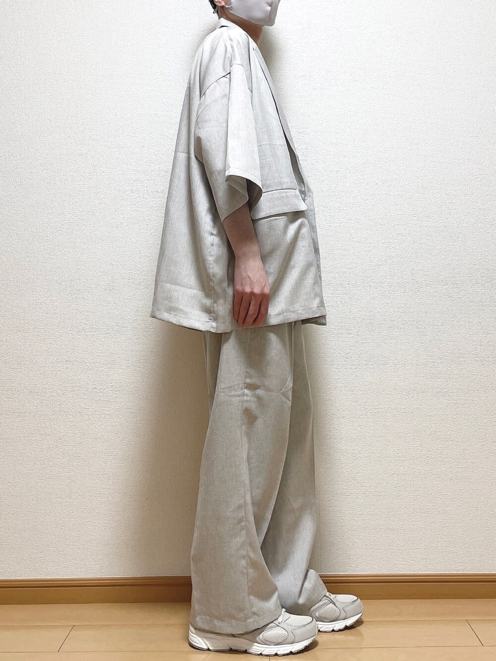 ベージュ系のその他トップス、グリーン系のTシャツ/カットソー、ベージュ系のその他パンツを着用したメンズの春コーディネートの2枚目の写真