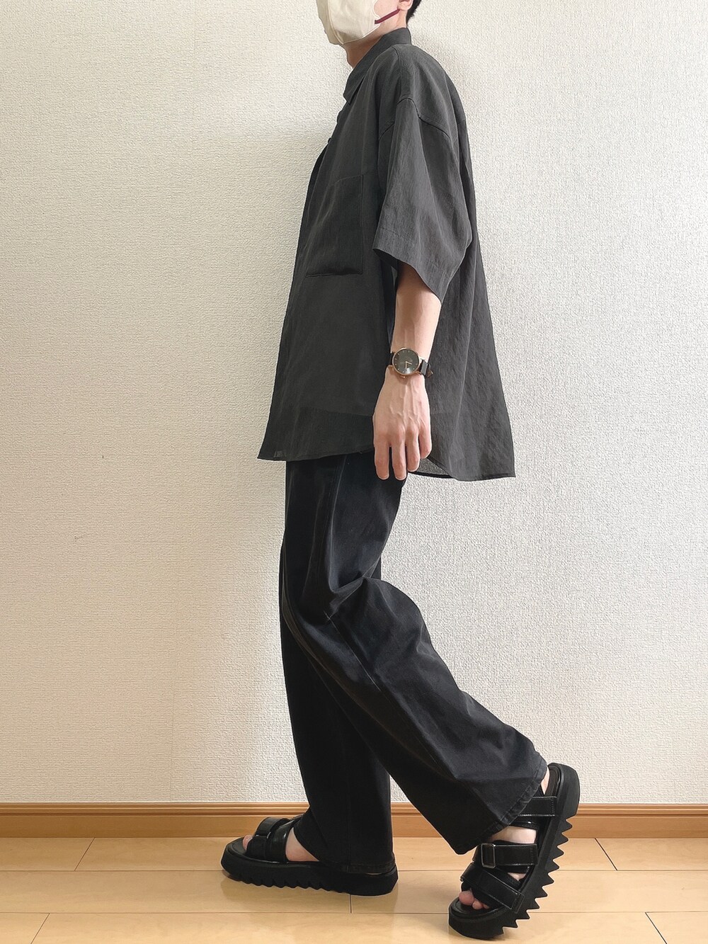 グレー系のシャツ/ブラウス、ホワイト系のTシャツ/カットソー、ブラック系のデニムパンツを着用したメンズの夏コーディネートの3枚目の写真