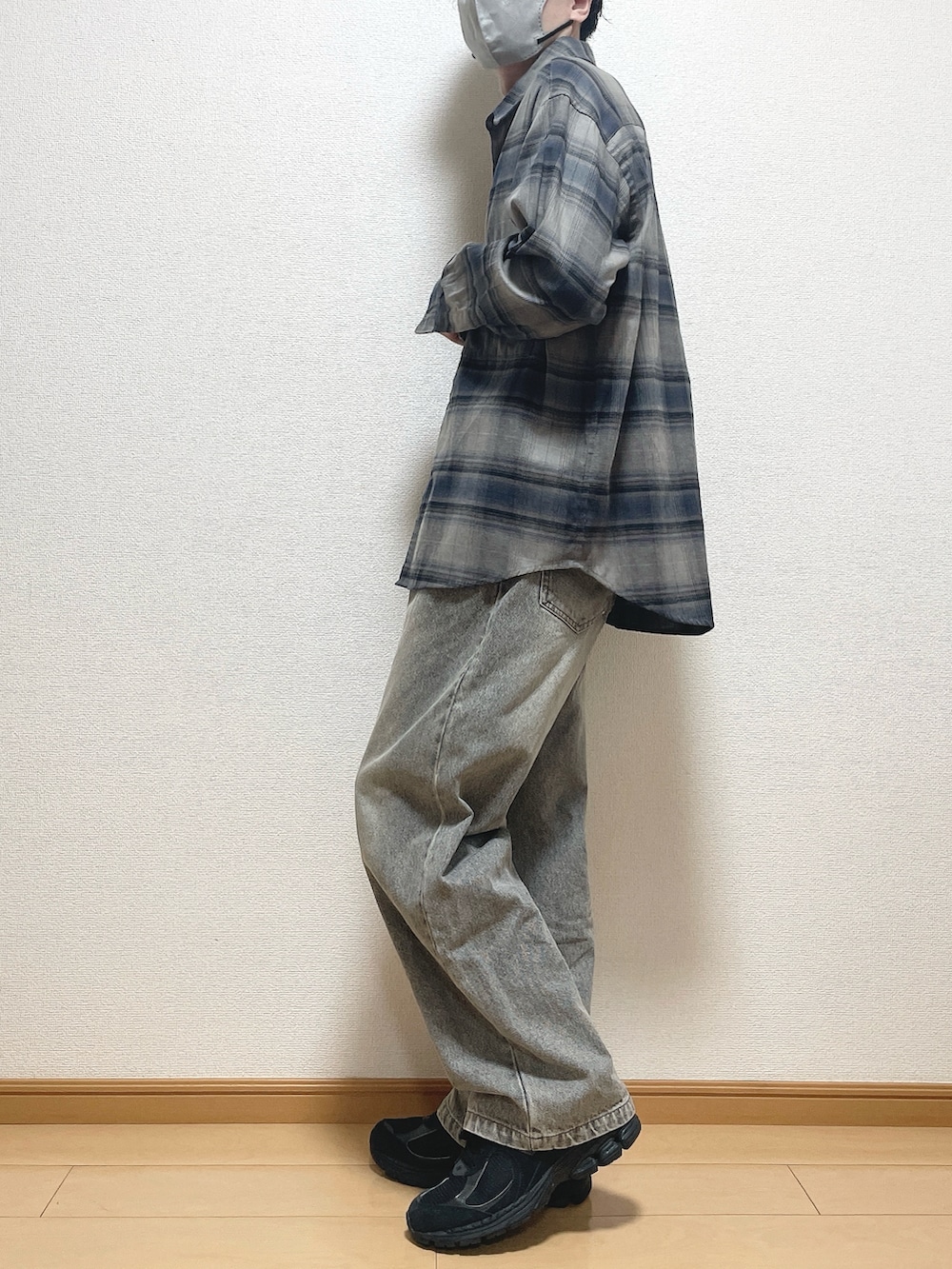 グレー系のシャツ/ブラウス、ブラック系のデニムパンツ、ブラック系のスニーカーを着用したメンズの春コーディネートの3枚目の写真