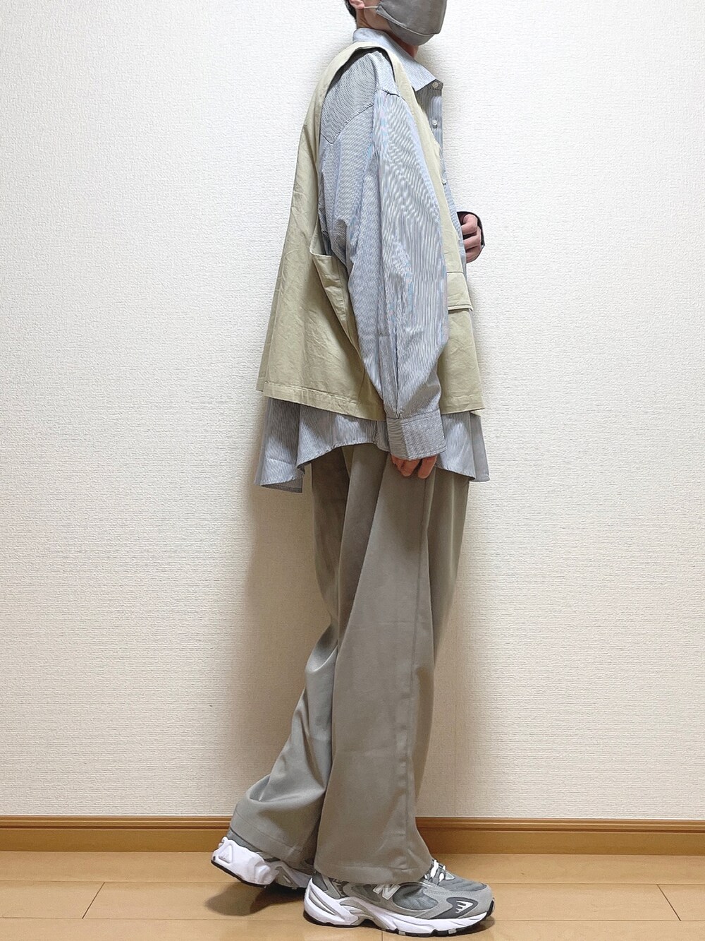 その他のシャツ/ブラウス、ベージュ系のベスト、ホワイト系のTシャツ/カットソーを着用したメンズの春コーディネートの3枚目の写真