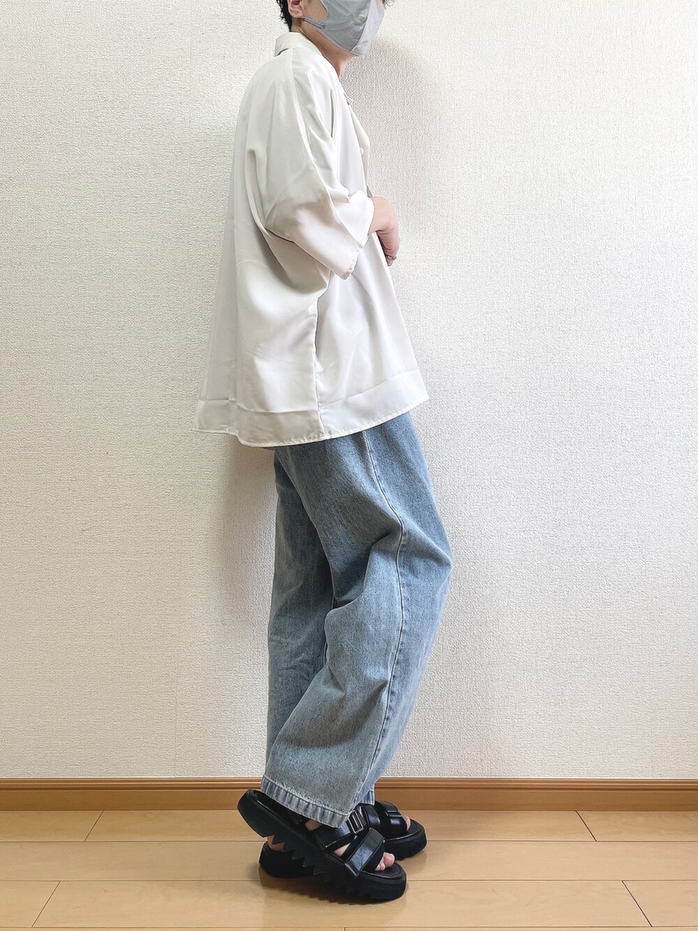 ホワイト系のシャツ/ブラウス、ベージュ系のTシャツ/カットソー、ブルー系のデニムパンツを着用したメンズの夏コーディネートの2枚目の写真