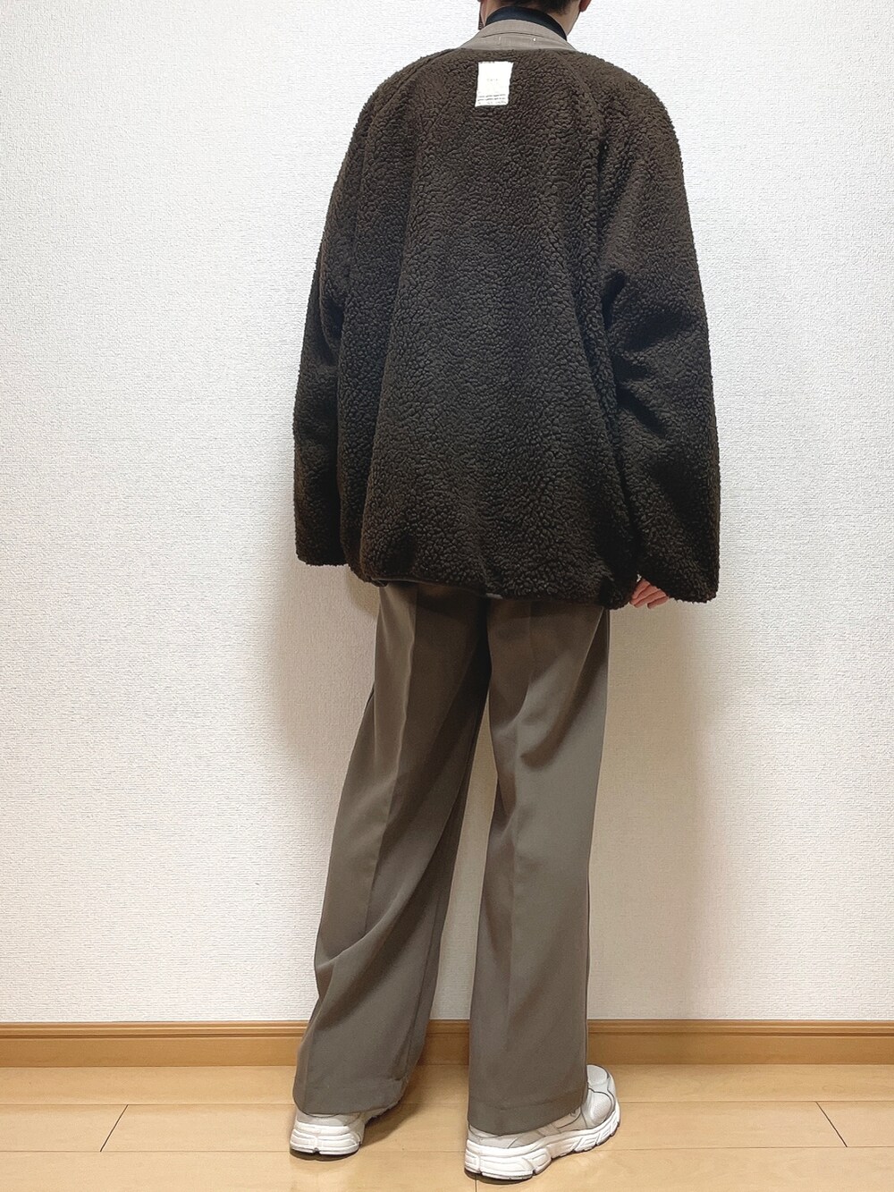 ブラウン系のブルゾン、ブラウン系のシャツ/ブラウス、ブラック系のTシャツ/カットソーを着用したメンズの冬コーディネートの2枚目の写真