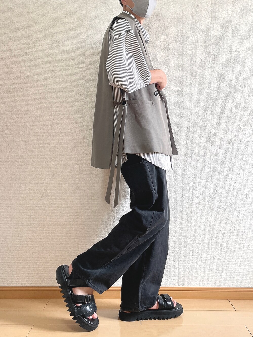 グレー系のベスト、ブルー系のシャツ/ブラウス、ブラック系のデニムパンツを着用したメンズの夏コーディネートの2枚目の写真