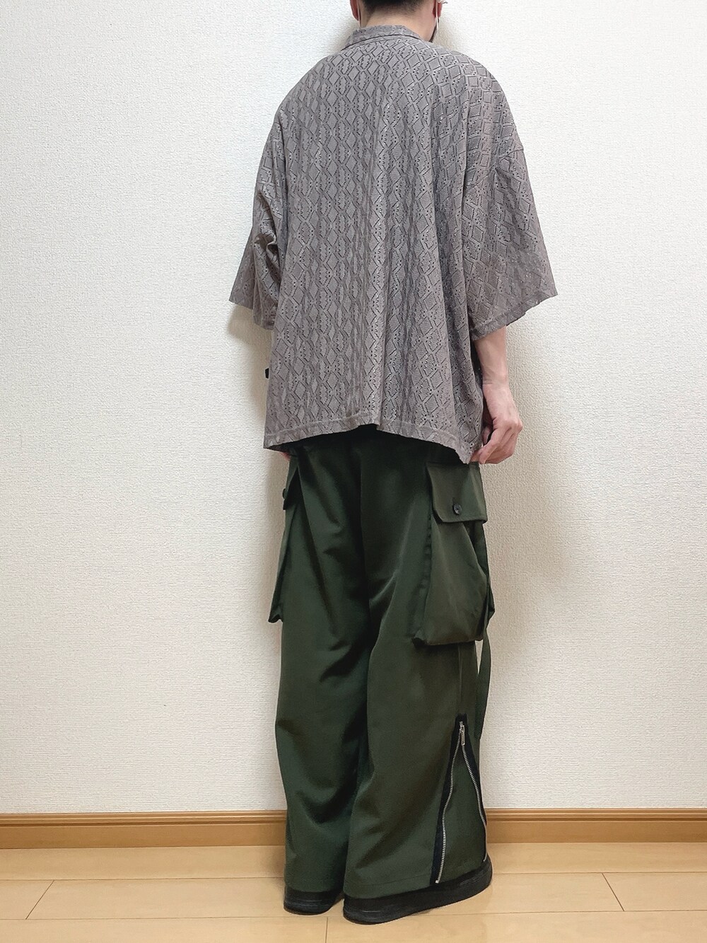 ベージュ系のシャツ/ブラウス、ブラック系のTシャツ/カットソー、グリーン系のカーゴパンツを着用したメンズの夏コーディネートの4枚目の写真