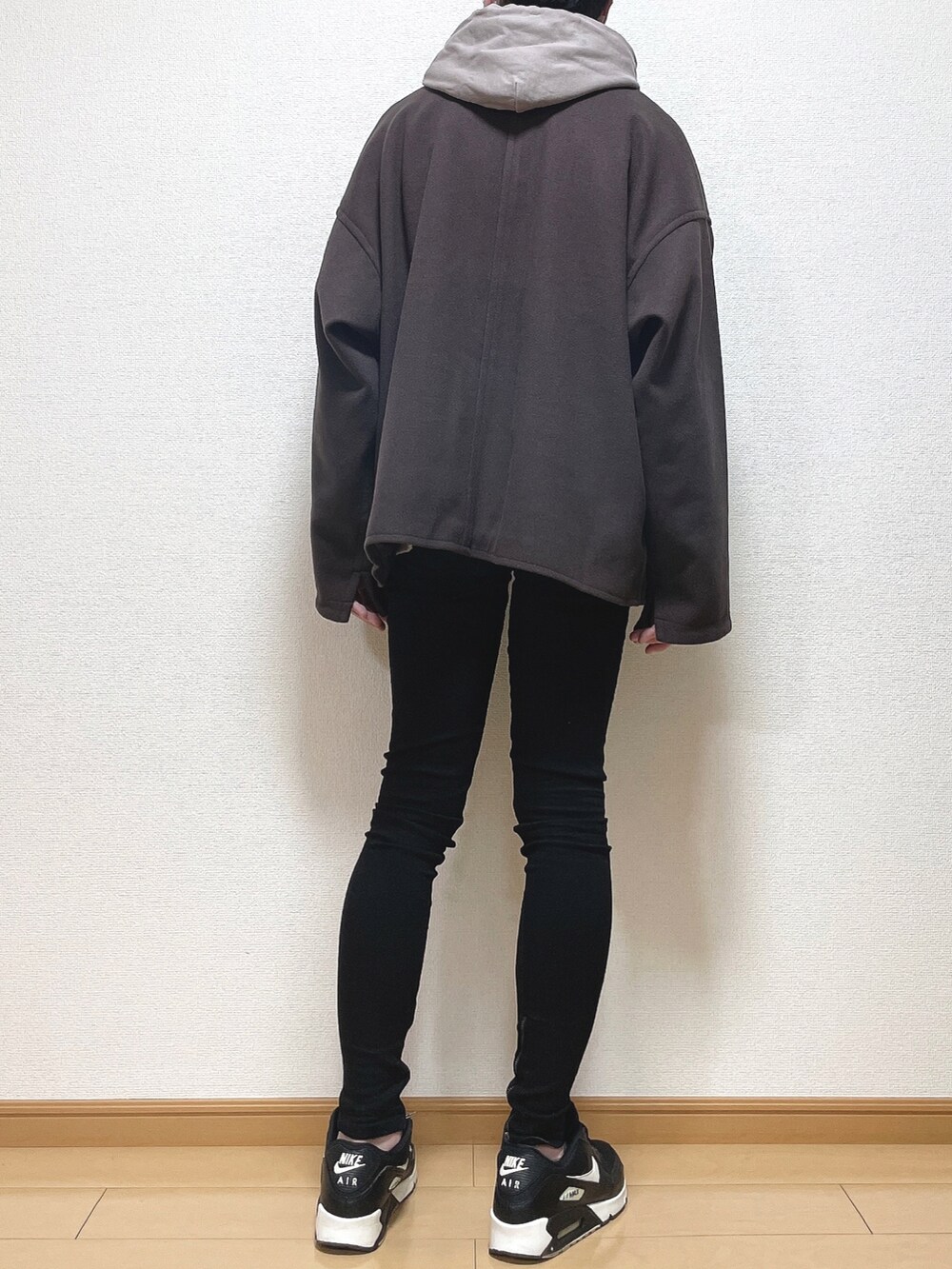レッド系のブルゾン、ブラウン系のパーカー、ブラック系のTシャツ/カットソーを着用したメンズの冬コーディネートの4枚目の写真