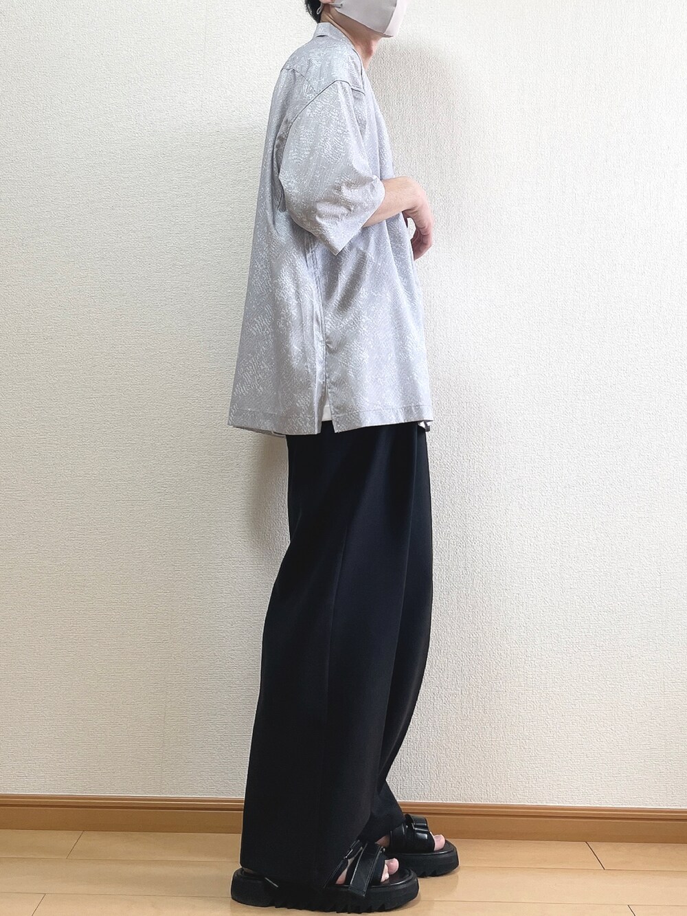 グレー系のシャツ/ブラウス、ホワイト系のタンクトップ、ブラック系のその他パンツを着用したメンズの夏コーディネートの2枚目の写真