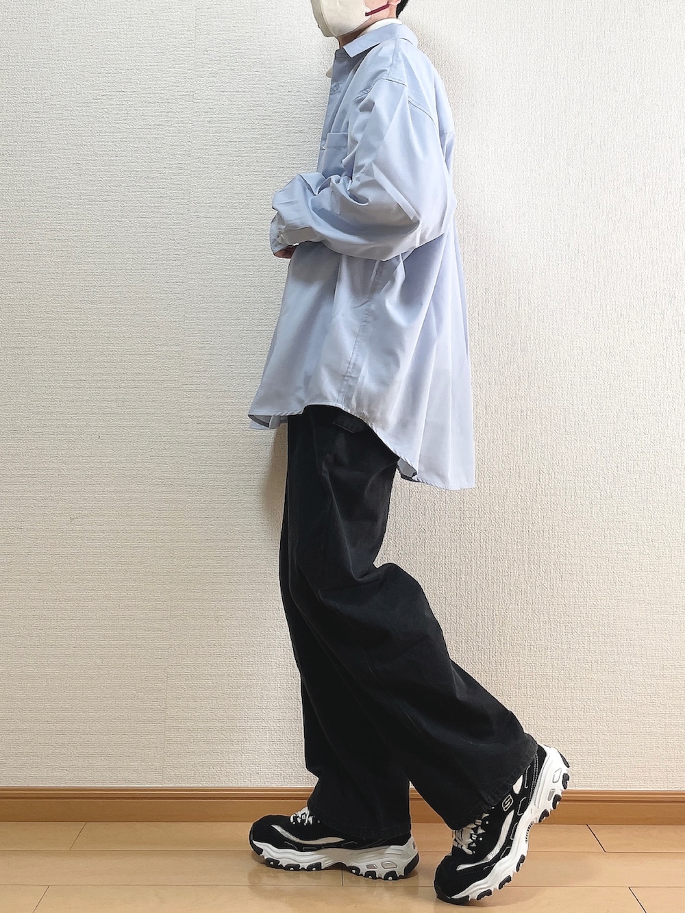 ブルー系のシャツ/ブラウス、ホワイト系のTシャツ/カットソー、ブラック系のデニムパンツを着用したメンズの春コーディネートの3枚目の写真