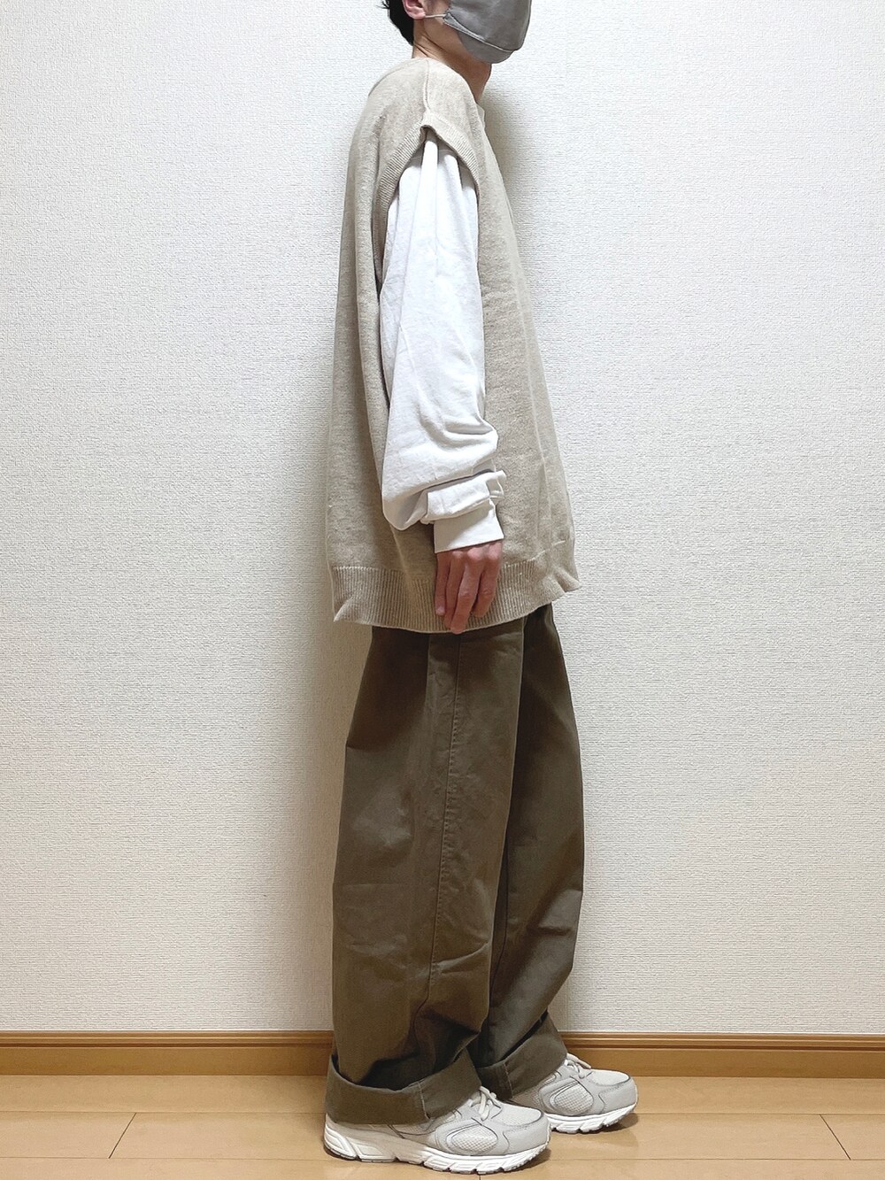 ベージュ系のニット/セーター、ホワイト系のTシャツ/カットソー、ベージュ系のその他パンツを着用したメンズの春コーディネートの2枚目の写真