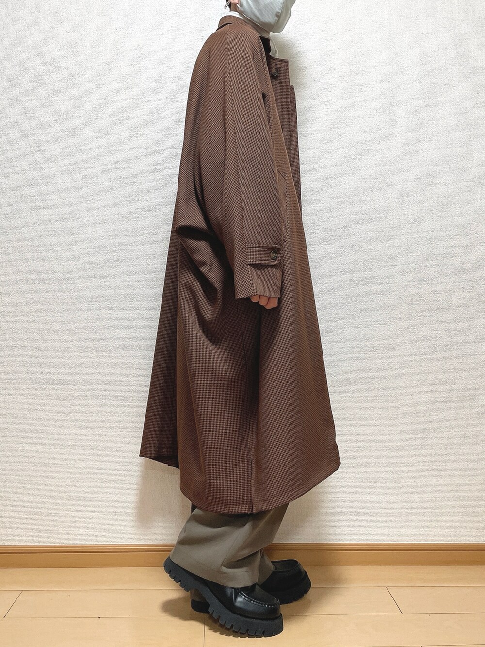 ブラウン系のステンカラーコート、グレー系のスウェット、ブラウン系のその他パンツを着用したメンズの秋コーディネートの2枚目の写真