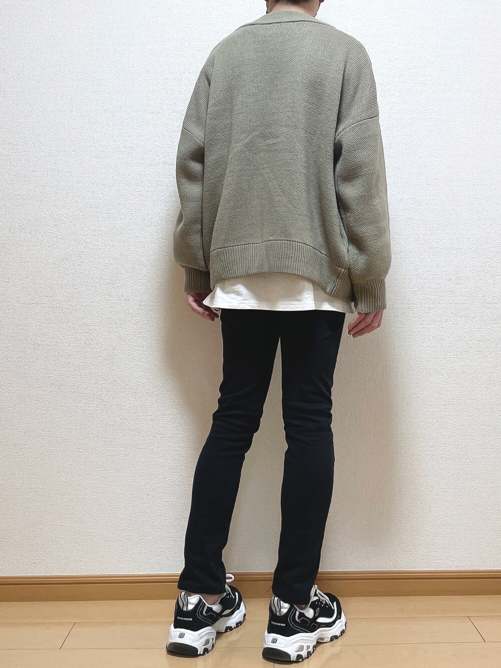 ベージュ系のカーディガン/ボレロ、ホワイト系のTシャツ/カットソー、ブラック系のデニムパンツを着用したメンズの春コーディネートの4枚目の写真