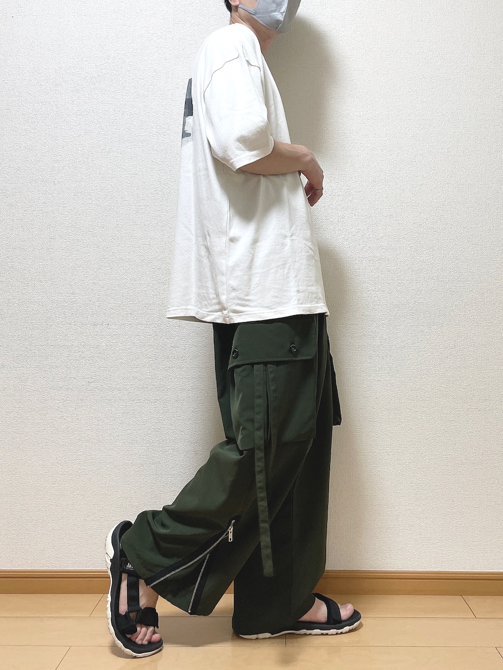 グリーン系のTシャツ/カットソー、グリーン系のカーゴパンツ、ブラック系のサンダルを着用したメンズの夏コーディネートの2枚目の写真