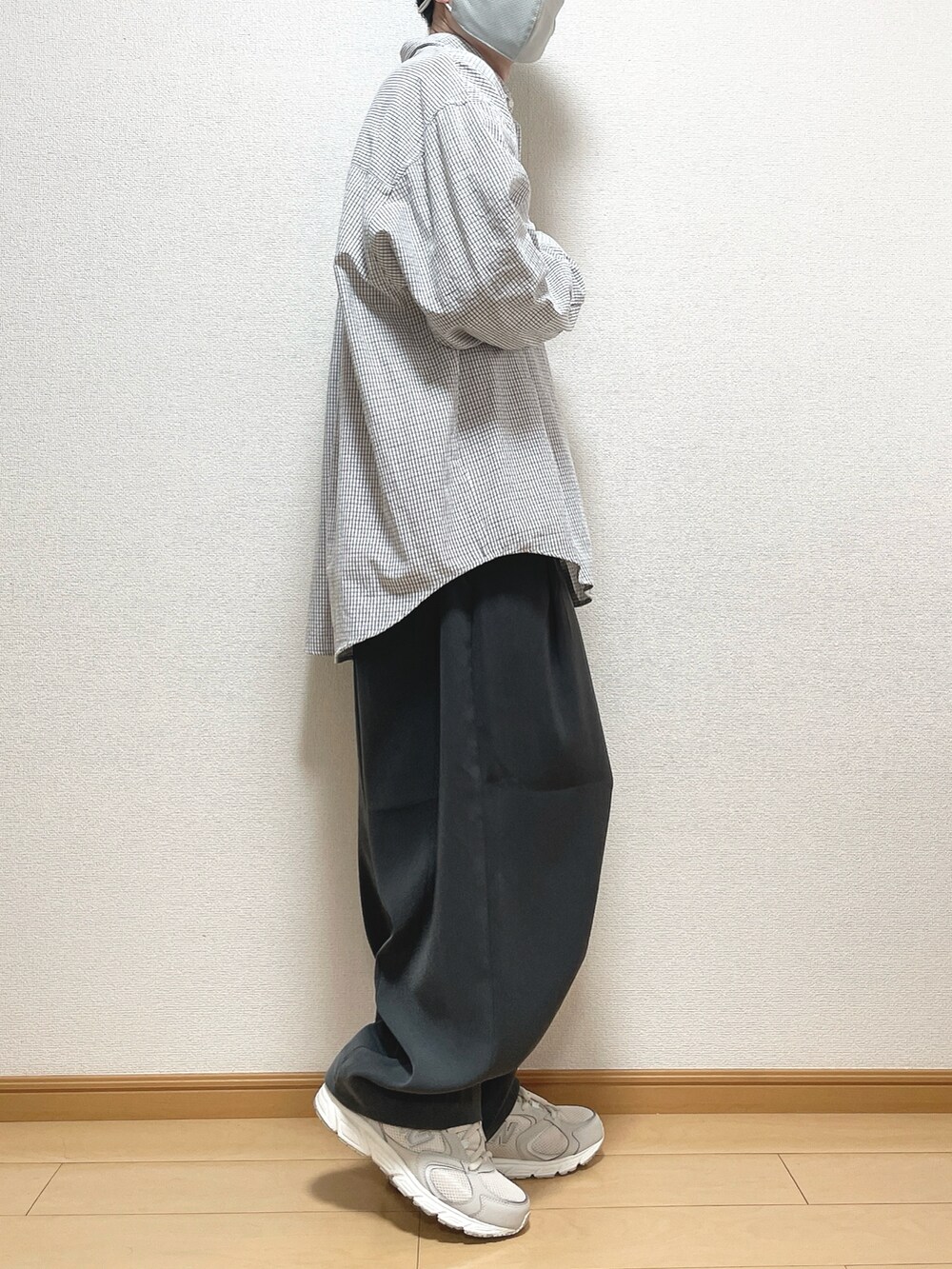 ブラック系のシャツ/ブラウス、ホワイト系のTシャツ/カットソー、グレー系のスラックスを着用したメンズの春コーディネートの2枚目の写真