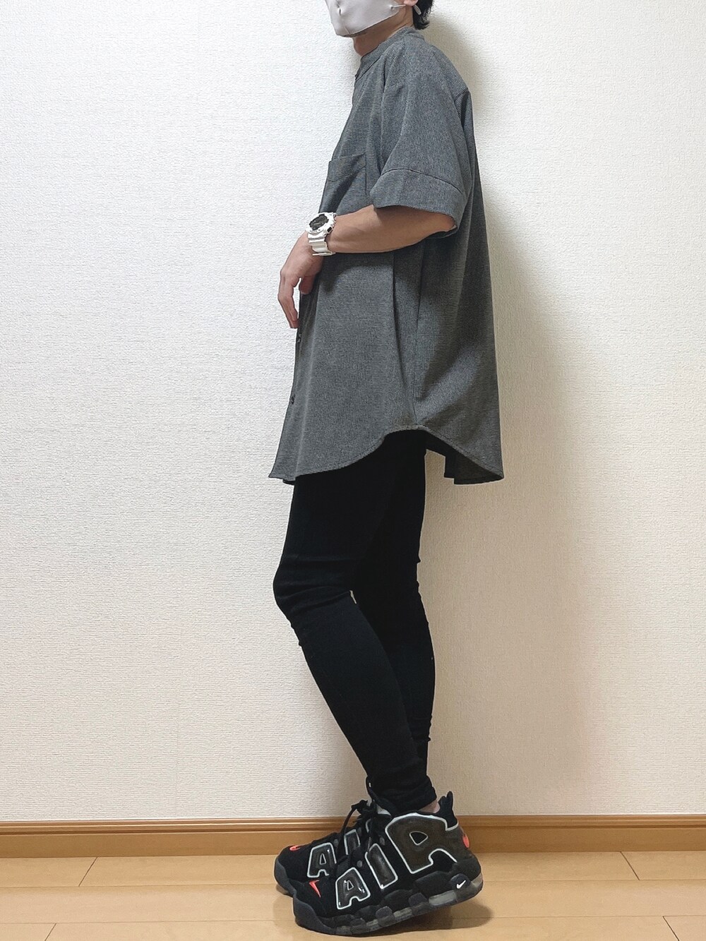 ブラック系のシャツ/ブラウス、ブラック系のデニムパンツ、ブラック系のスニーカーを着用したメンズの夏コーディネートの3枚目の写真