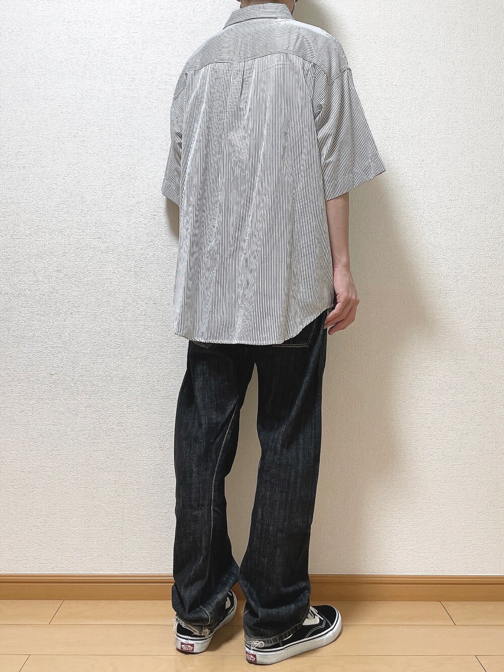 ブルー系のシャツ/ブラウス、ホワイト系のTシャツ/カットソー、ブラック系のデニムパンツを着用したメンズの夏コーディネートの4枚目の写真