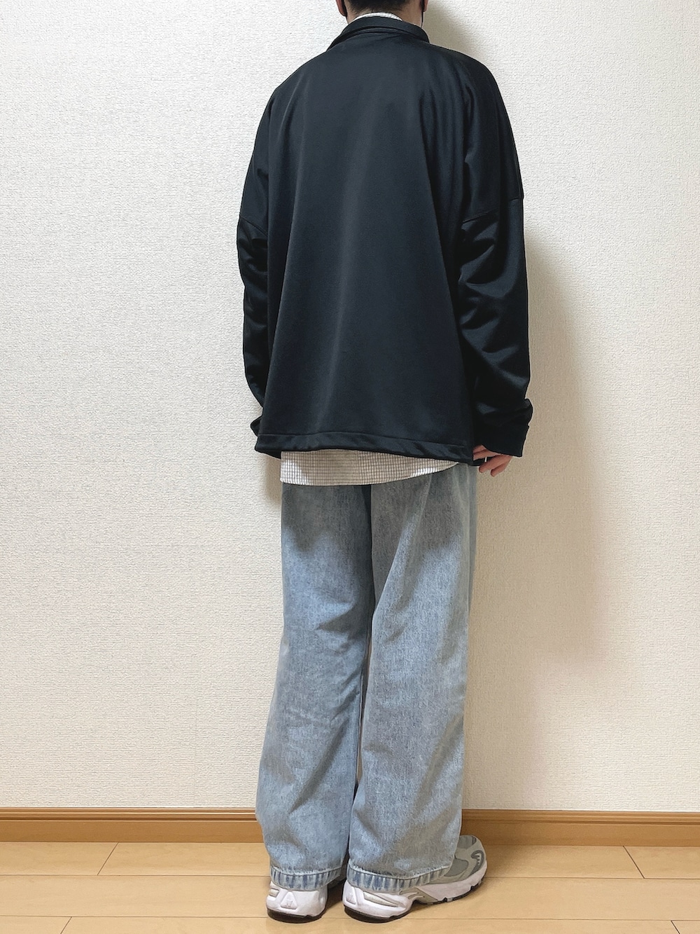 ブラック系のチェスターコート、その他のシャツ/ブラウス、ブラック系のTシャツ/カットソーを着用したメンズの冬コーディネートの4枚目の写真