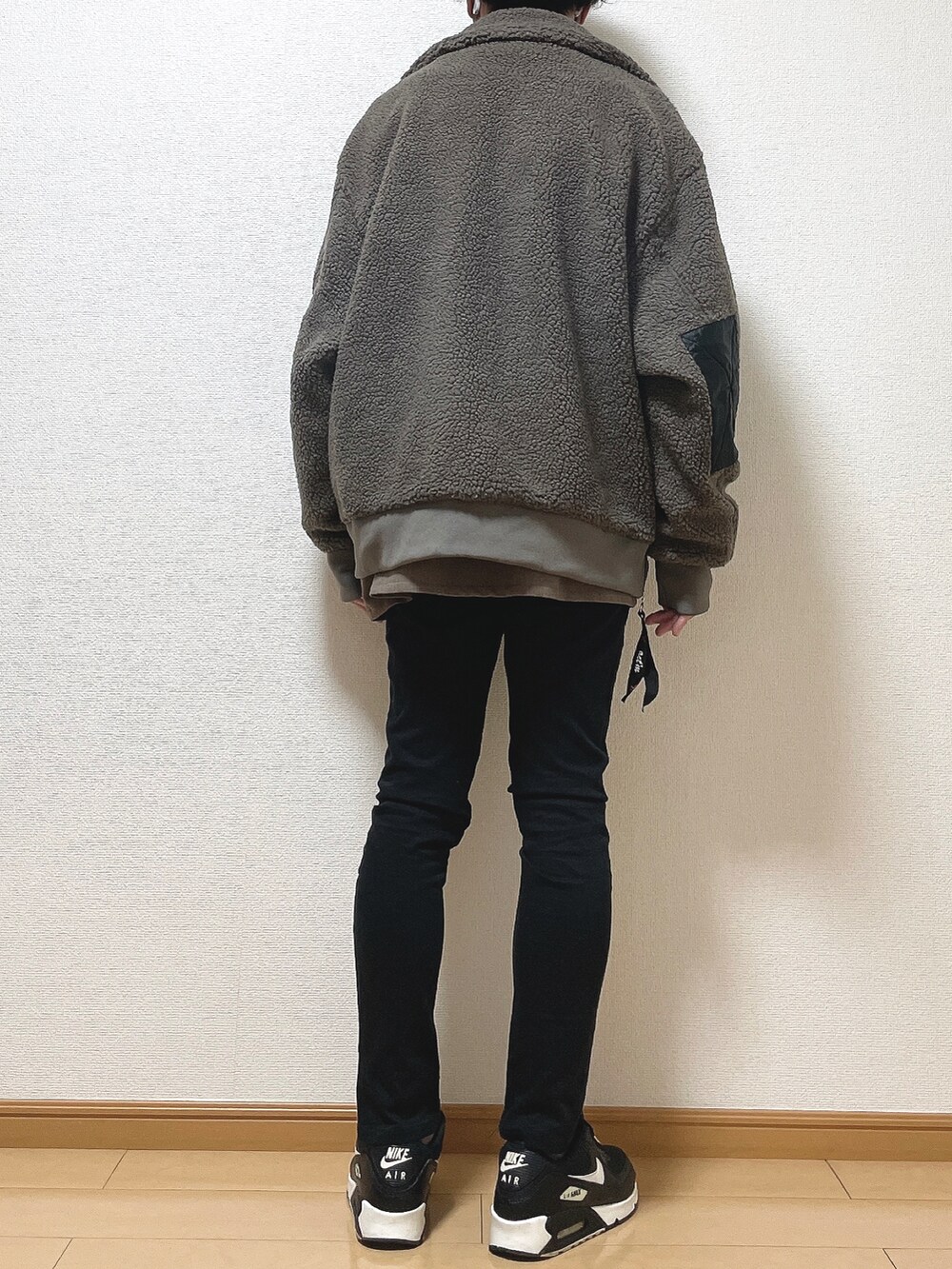 ベージュ系のブルゾン、ブラウン系のシャツ/ブラウス、ブラック系のデニムパンツを着用したメンズの冬コーディネートの4枚目の写真