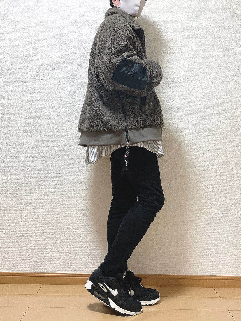 ベージュ系のブルゾン、ブラック系のシャツ/ブラウス、ブラック系のデニムパンツを着用したメンズの冬コーディネートの2枚目の写真