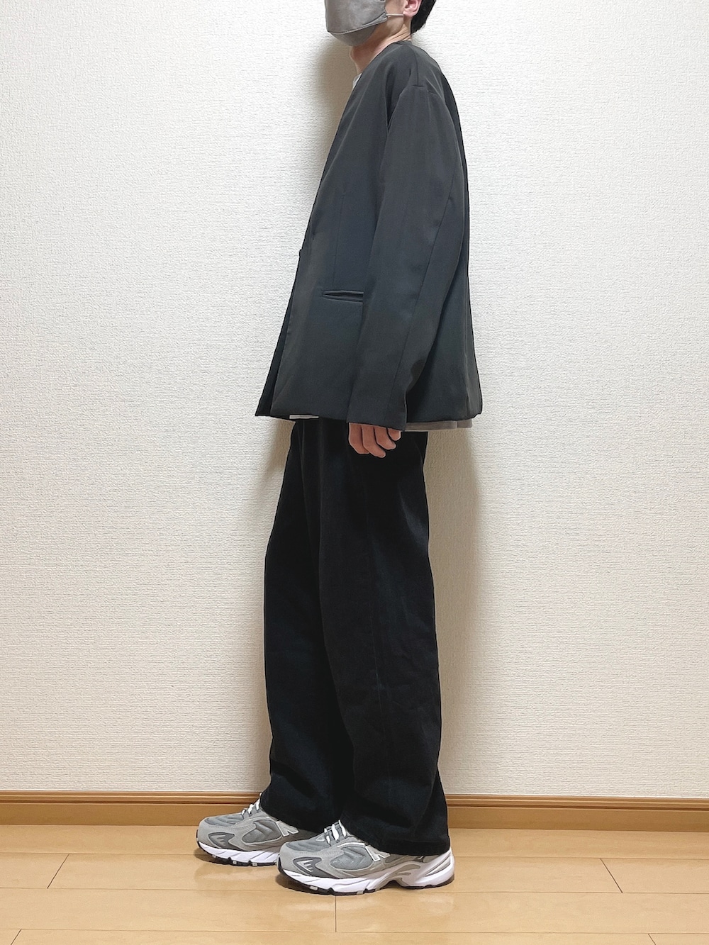 グレー系のセットアップ、ブルー系のTシャツ/カットソー、グレー系のスニーカーを着用したメンズの春コーディネートの3枚目の写真